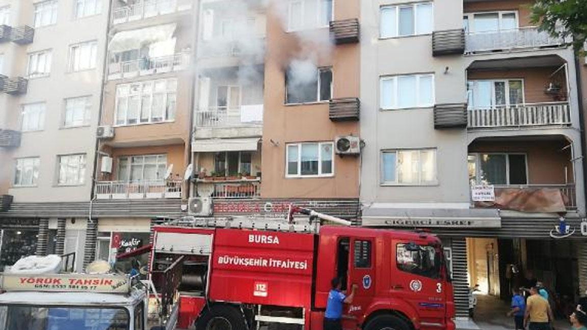 Evini ateşe verip, sokağa çıkarak yanışını izledi