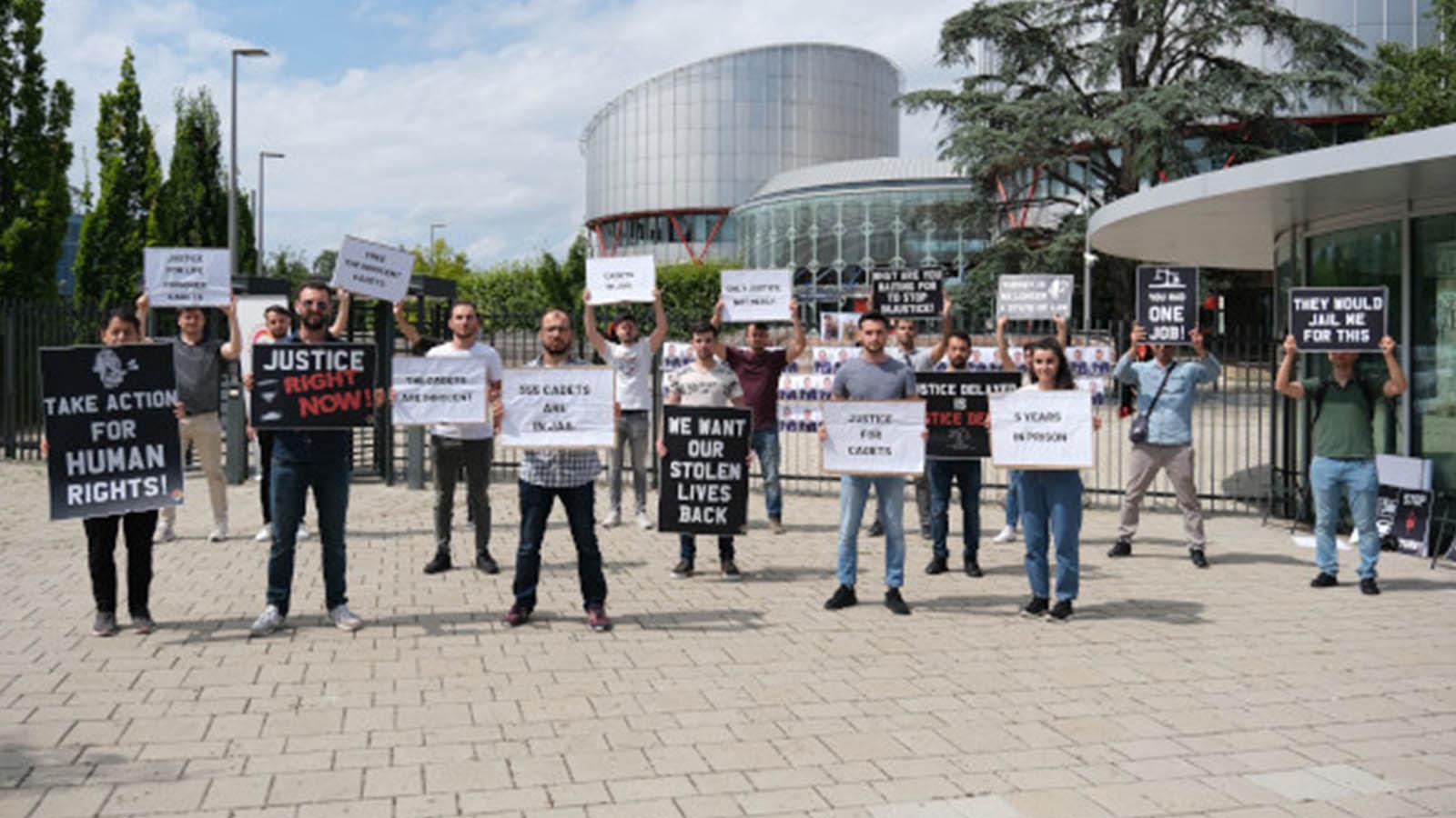 Koşulsuz Adalet Hareketi’nden AİHM önünde ‘tutuklu Harbiyeliler’ eylemi