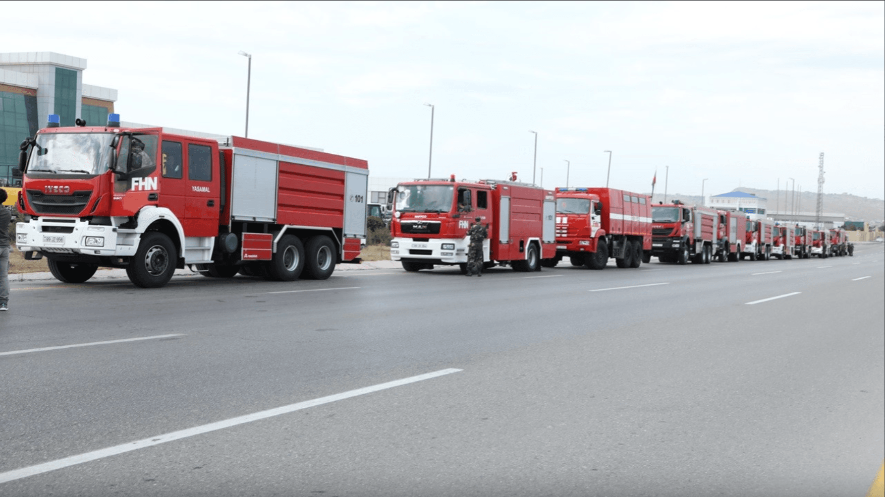 Azerbaycan'ın Türkiye'ye destek için gönderdiği 220 kişilik ekip ve 53 itfaiye aracı yola çıktı