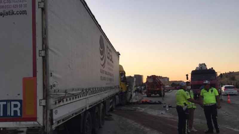 Tarım işçilerini taşıyan minibüse TIR çarptı: 3 ölü, 15 yaralı