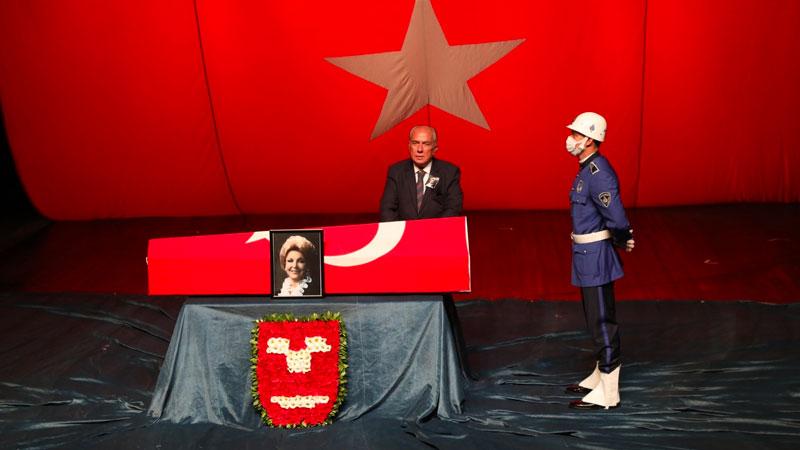 Türk tiyatrosunun usta ismi Nedret Güvenç son yolculuğuna uğurlandı