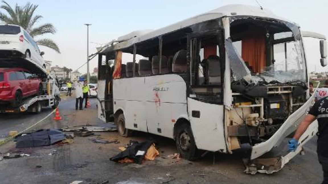 Manavgat’ta havaalanına yolcu taşıyan tur otobüsü kaza yaptı: 3 kişi hayatını kaybetti, 5 yaralı 