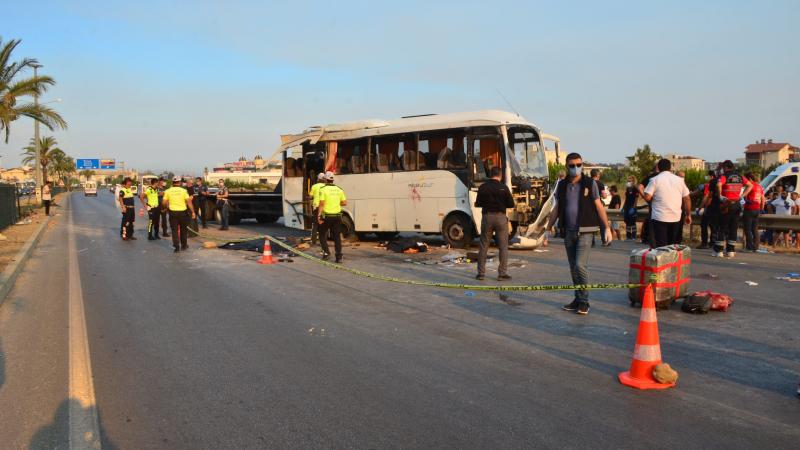 Manavgat'ta tur midibüsü devrildi: 3 ölü, 16 yaralı