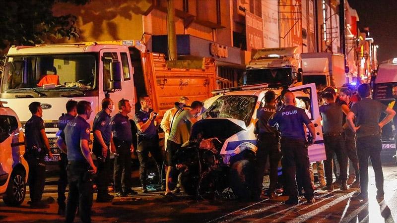 İzmir'de karşı yola giren polis aracı otomobille çarpıştı: 1 şehit, 1'i polis 4 yaralı