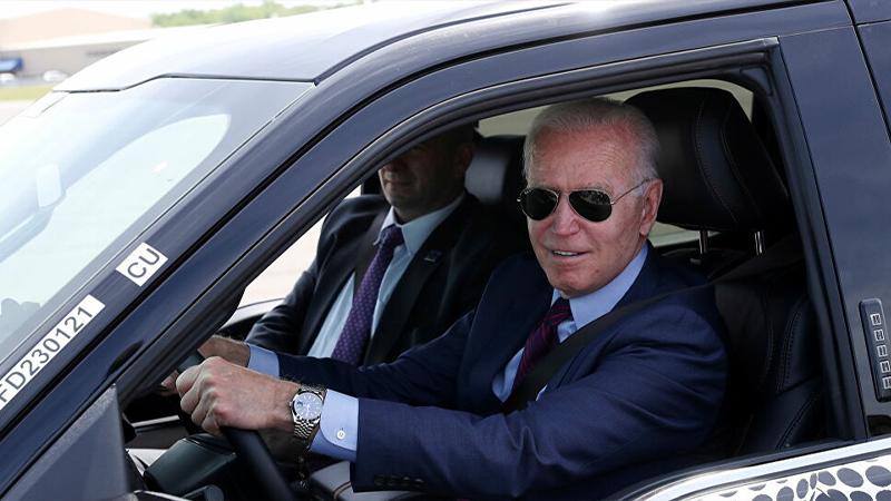 Joe Biden, 2030'a kadar satılacak araçların yarısının sıfır emisyonlu olmasını öngören kararnameyi imzaladı