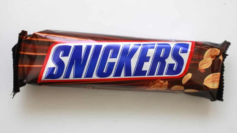 Snickers, İspanya'da birçok kişi tarafından homofobik bulunan reklamını yayından kaldırdı