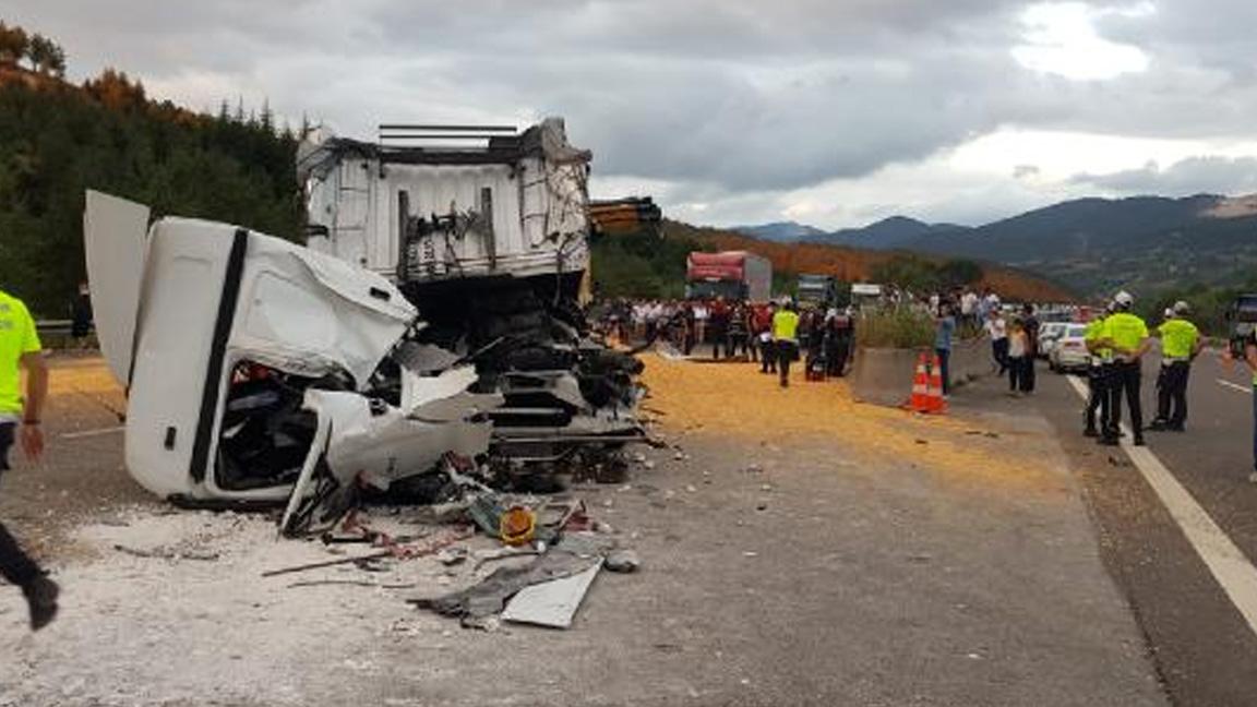 Bolu'da 1 kamyon ile 2 TIR çarpıştı: 1 ölü, 2 yaralı