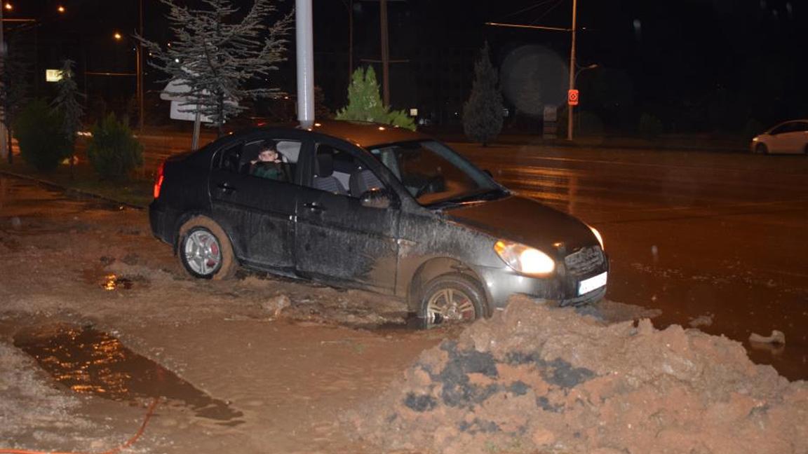 20 dakikalık sağanak yağış sonrasında Malatya'da yollar göle döndü, araçlar yolda kaldı 