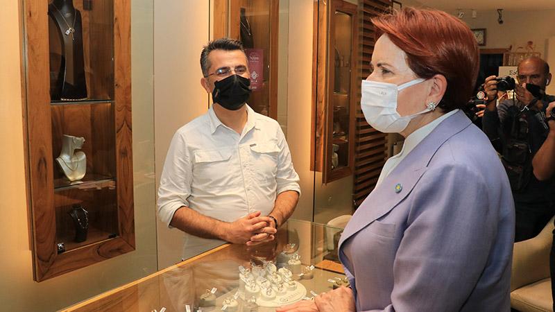 İyi Parti lideri Akşener, Erzincan'da esnaf ziyaretinde bulundu (AA)