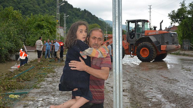 Babasının yanında sele kapılan 13 yaşındaki Rabia Aydemir'i arama çalışmaları sürüyor