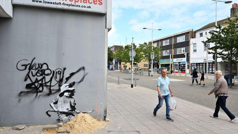 Doğu Anglia kıyısında ortaya çıkan 8 eserin Banksy'ye ait olduğuna inanılıyor