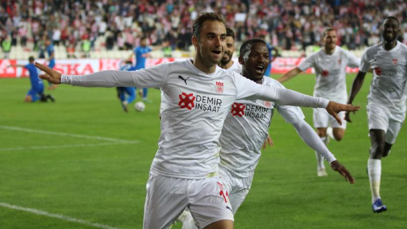 Sivasspor uzatmalarda güldü; play-off turuna yükseldi