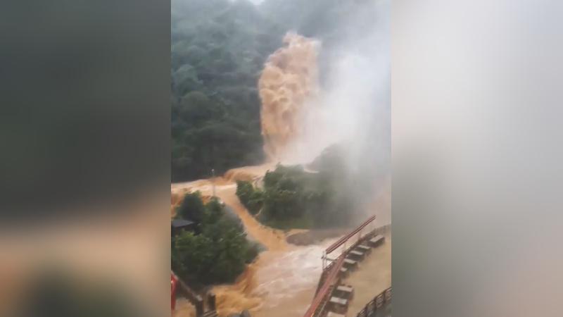 Rize'nin Çayeli ilçesinde sağanak nedeniyle şelale taştı, heyelan nedeniyle yollar kapandı