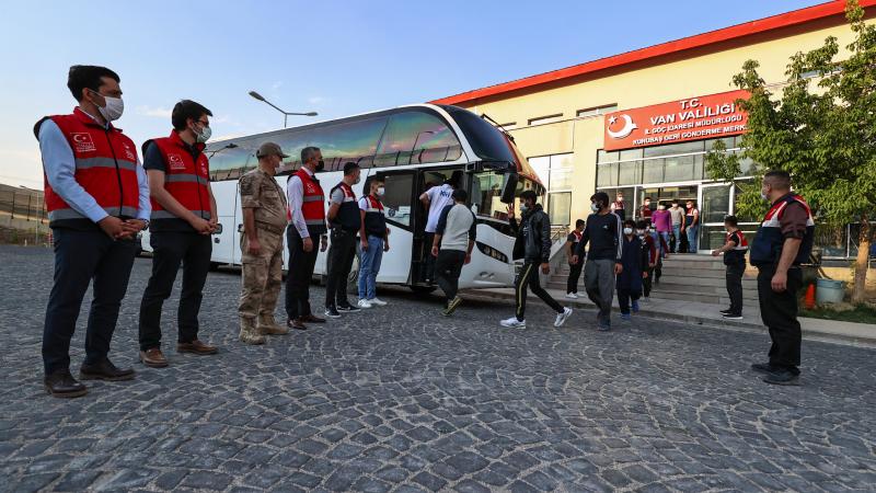 Van'da güvenlik güçleri tarafından yakalanan göçmenler sınır dışı ediliyor