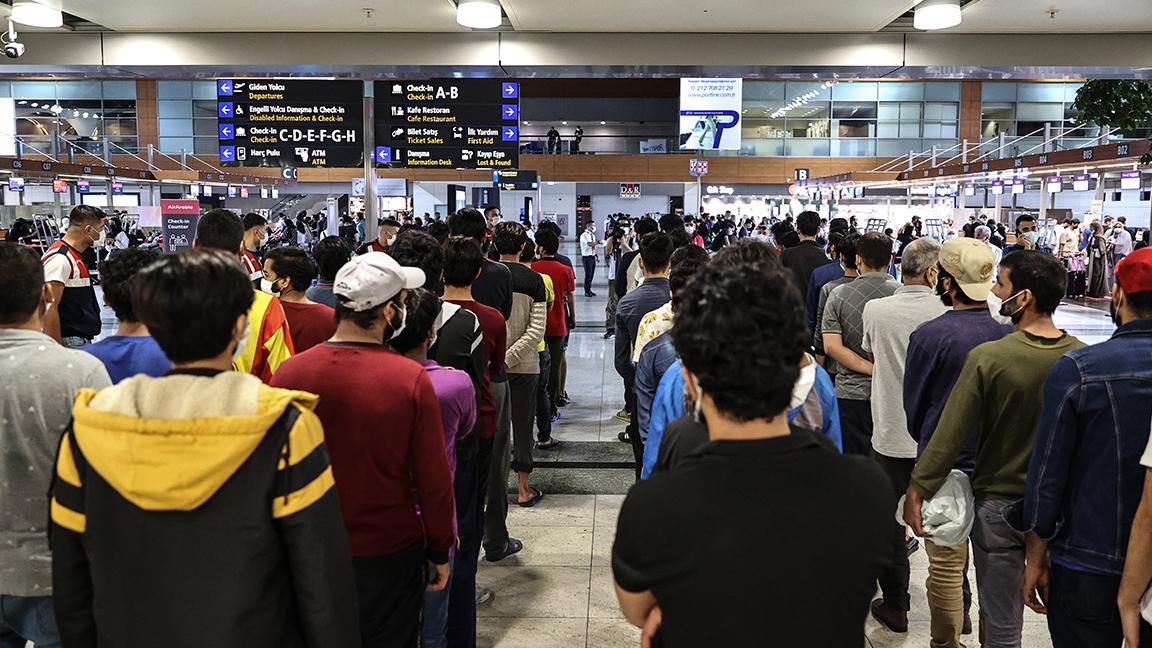 Van'da yakalanan düzensiz göçmenler, ülkelerine gönderildi