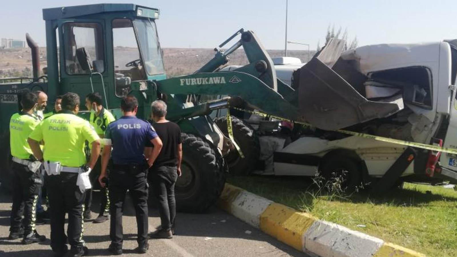 Şanlıurfa'da freni boşalan iş makinesi, öğrenci servisine çarptı: 13 yaralı