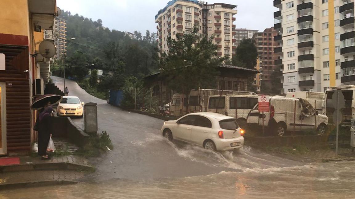 Rize'de sağanak yağışın ardından yollar göle döndü 