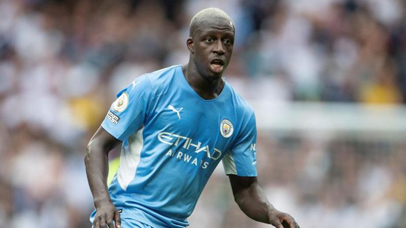 Manchester City'de forma giyen Benjamin Mendy, dört tecavüz ve bir cinsel saldırı suçlamalarıyla gözaltına alındı