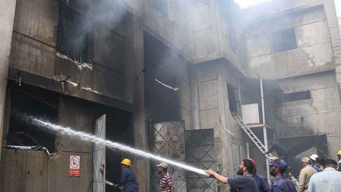 Karaçi'de fabrikada çıkan yangında hayatını kaybeden işçi sayısı 17'ye yükseldi 