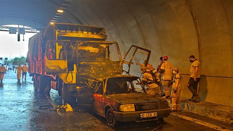 İzmir'de tünel girişinde kamyonun çarptığı otomobil alev aldı; 4 ölü, 2 yaralı