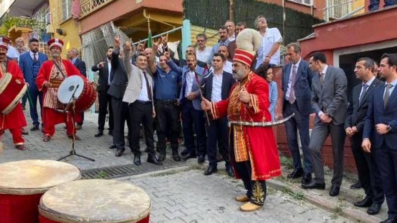 MHP etkinliğinde üniforma ile bozkurt işareti yapan emniyet görevlisi hakkında soruşturma başlatıldı