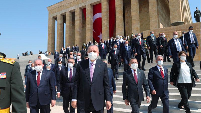 30 Ağustos Zafer Bayramı'nda devlet erkânı Anıtkabir’i ziyaret etti; Erdoğan özel deftere, "Emanetiniz olan Türkiye Cumhuriyeti devleti emin ellerdedir" diye yazdı