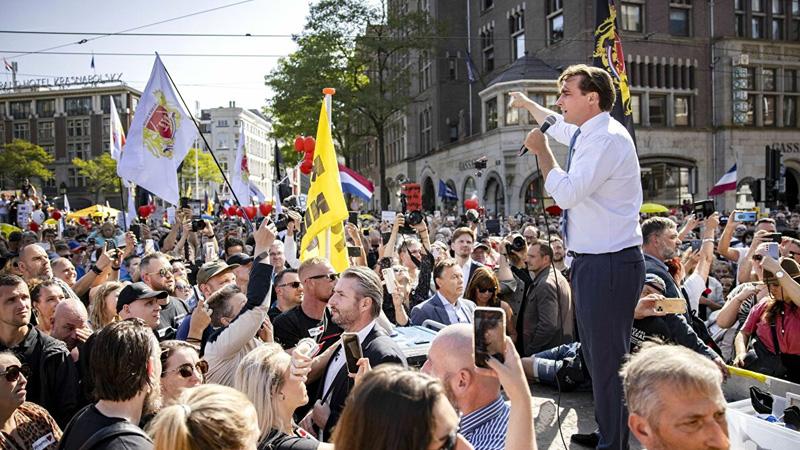 Hollanda'da binlerce gösterici aşı zorunluluğunu ve Covid-19 önlemlerini protesto etti