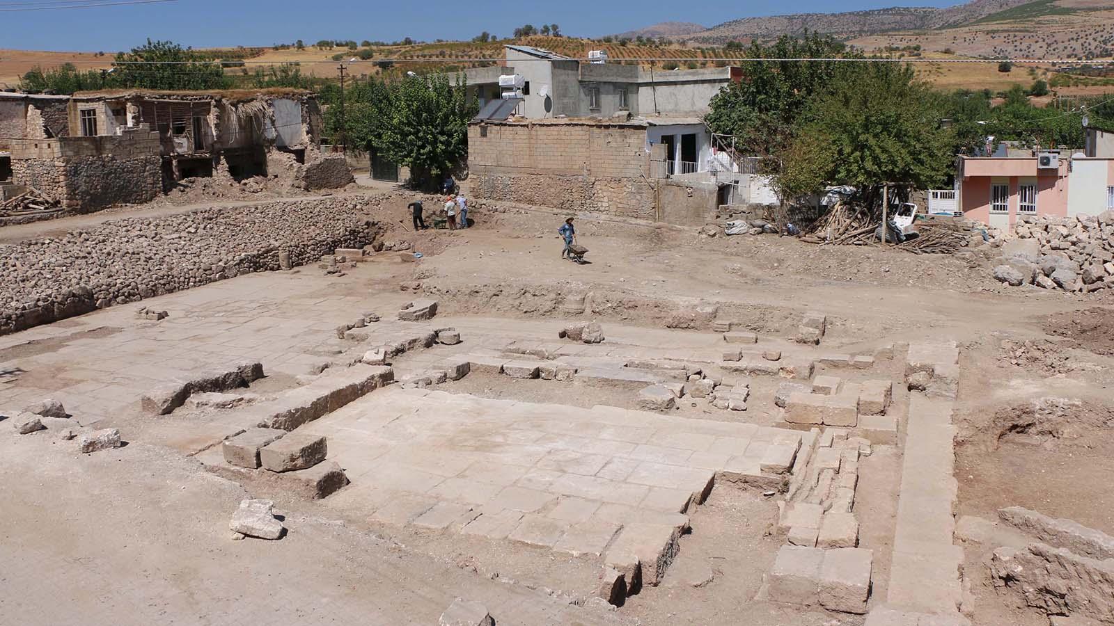 Perre Antik Kenti kazısında sütunlar, yazıtlar ile Bizans ve Roma dönemine ait sikkeler bulundu