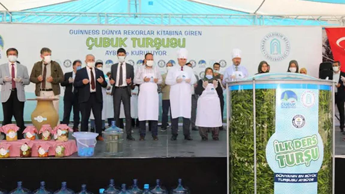 Ankara Çubuk'ta üniversite öğrencileri 1,5 tonluk kavanoza turşu kurdu