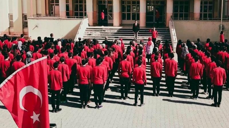 İlkokulda İstiklal Marşı okunurken ayağa kalkmadığı iddia edilen müdür yardımcısı hakkında inceleme başlatıldı