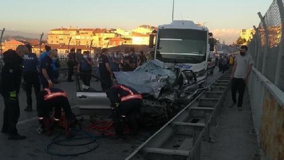 Ankara'da karşı şeride geçip, midibüse çarpan otomobildeki 5 kişi hayatını kaybetti 