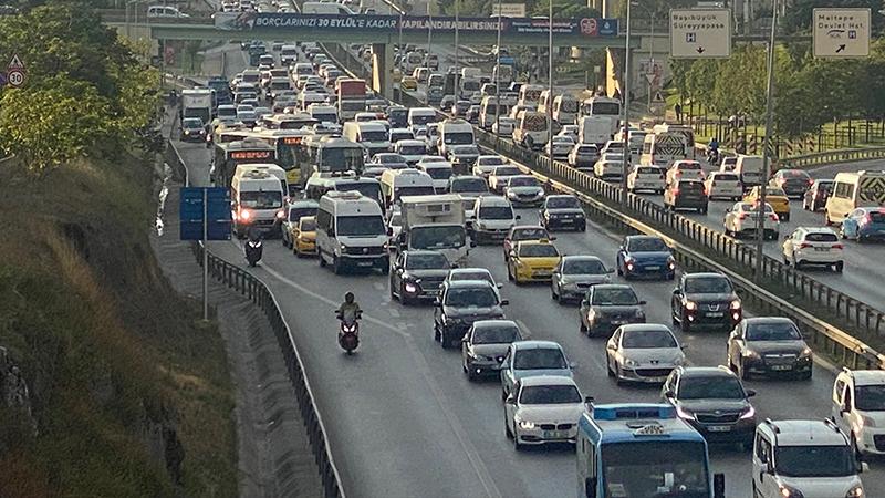 İstanbul, yeni haftaya trafikle başladı