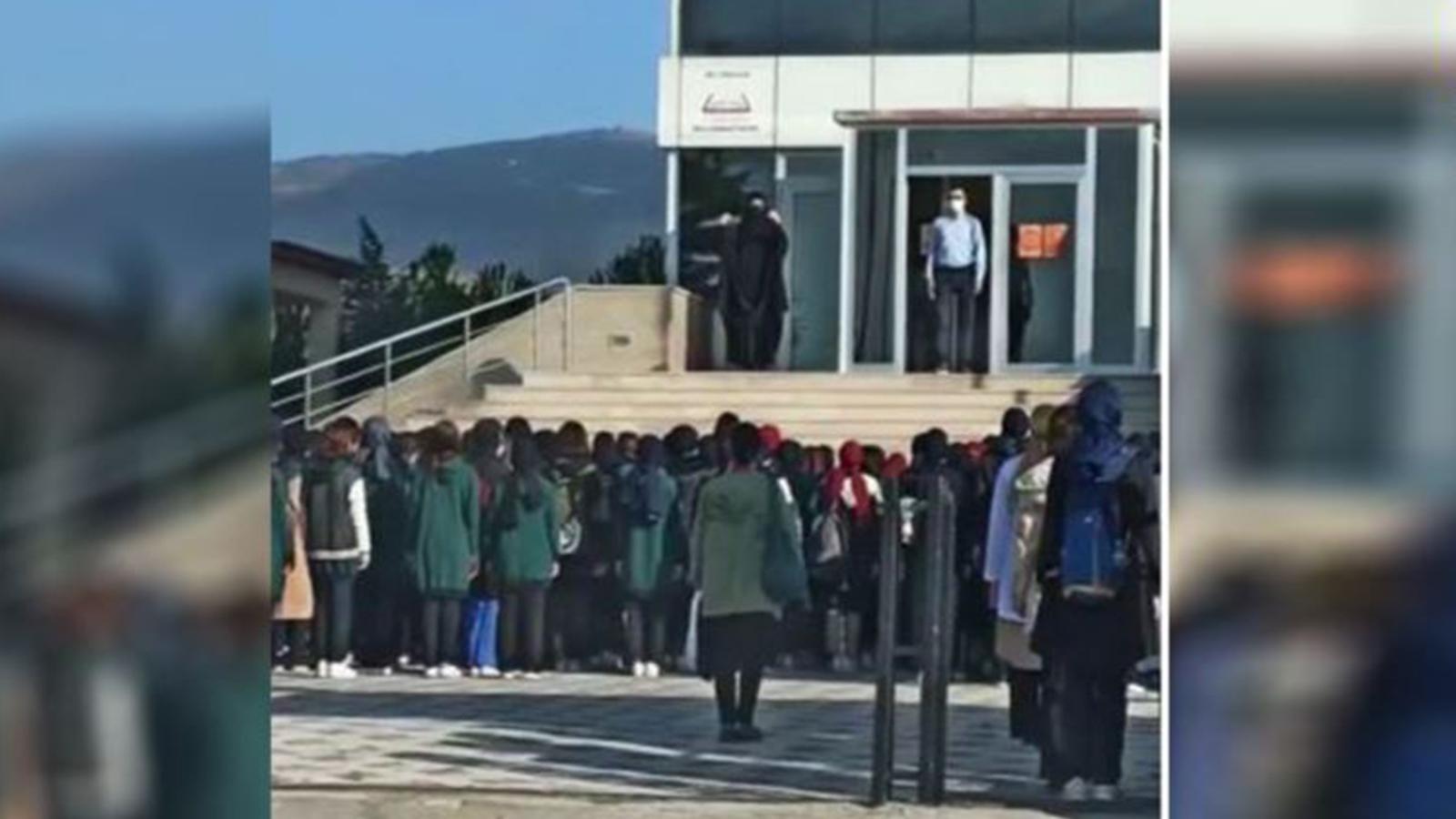 İmam hatip lisesinde kara çarşafla İstiklal Marşı okutuldu