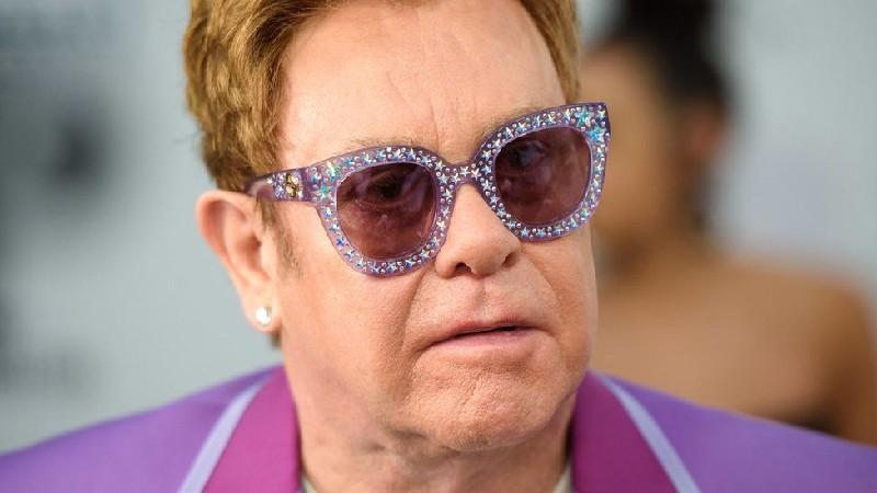 Elton John, kalçasını incittiği için, 2021 İngiltere ve Avrupa turunu erteledi