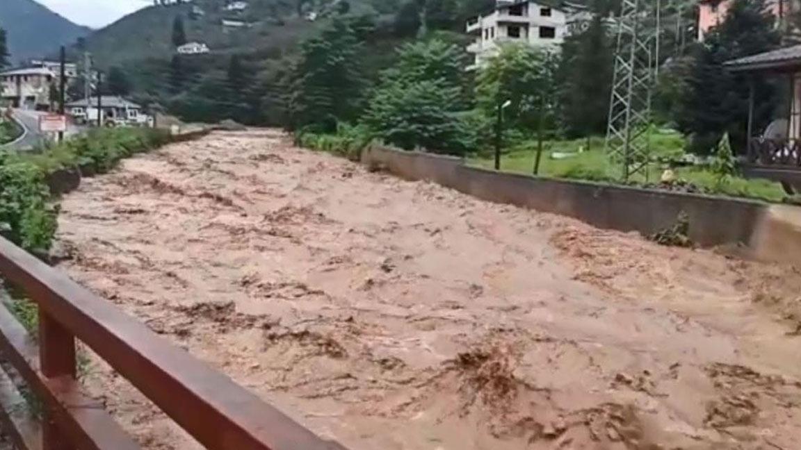 Giresun’da şiddetli yağış nedeniyle dereler taştı, yollara kadar ulaştı 