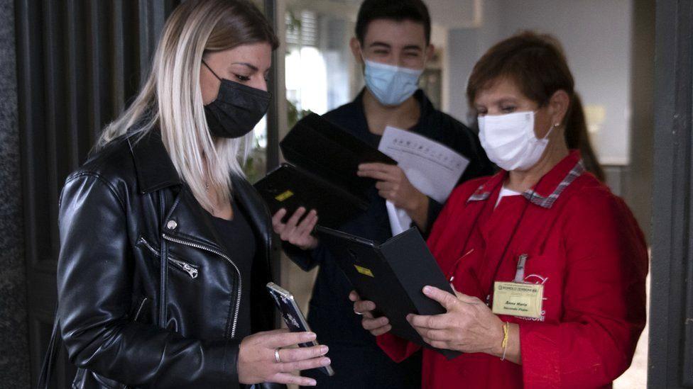 İtalya'da kapalı alanlarda maske kullanma zorunluluğu haziran ortasına kadar uzatıldı