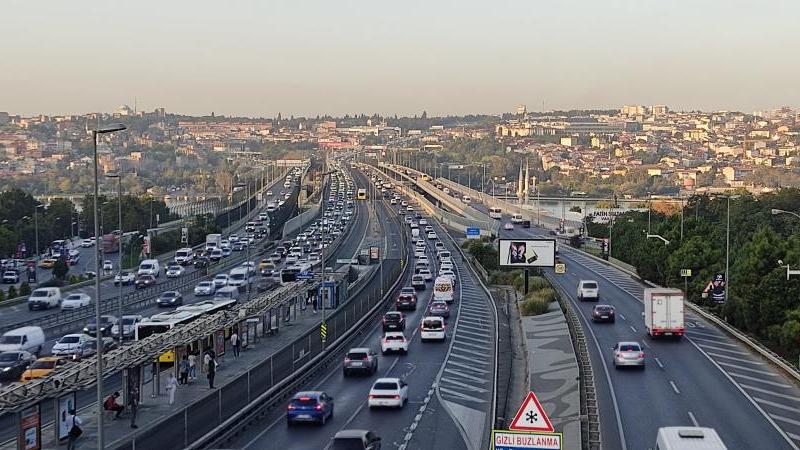 İstanbul'da haftanın ilk gününde trafik eziyeti!