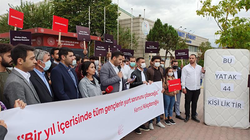 CHP İstanbul İl Gençlik Kolları'ndan "barınamıyoruz" eylemine "yataklı" destek