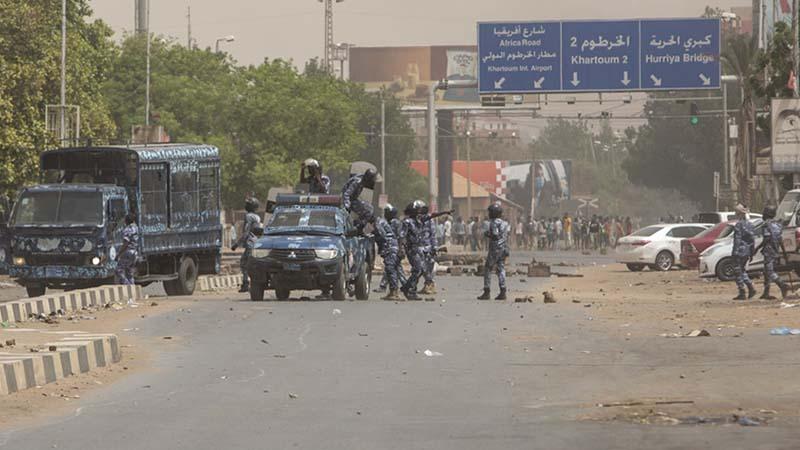 Sudan'da protestolar nedeniyle 2 havalimanı uçuşlara kapatıldı