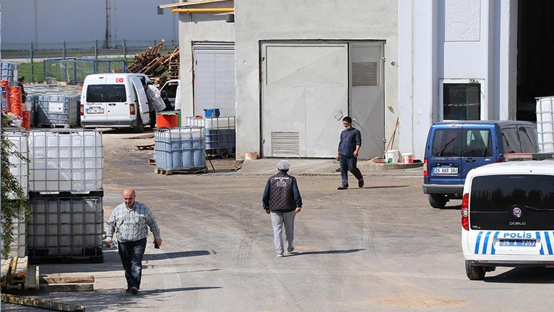 Asit kuyusuna düşen fabrika sahibi ile onu kurtarmaya çalışan işçi öldü