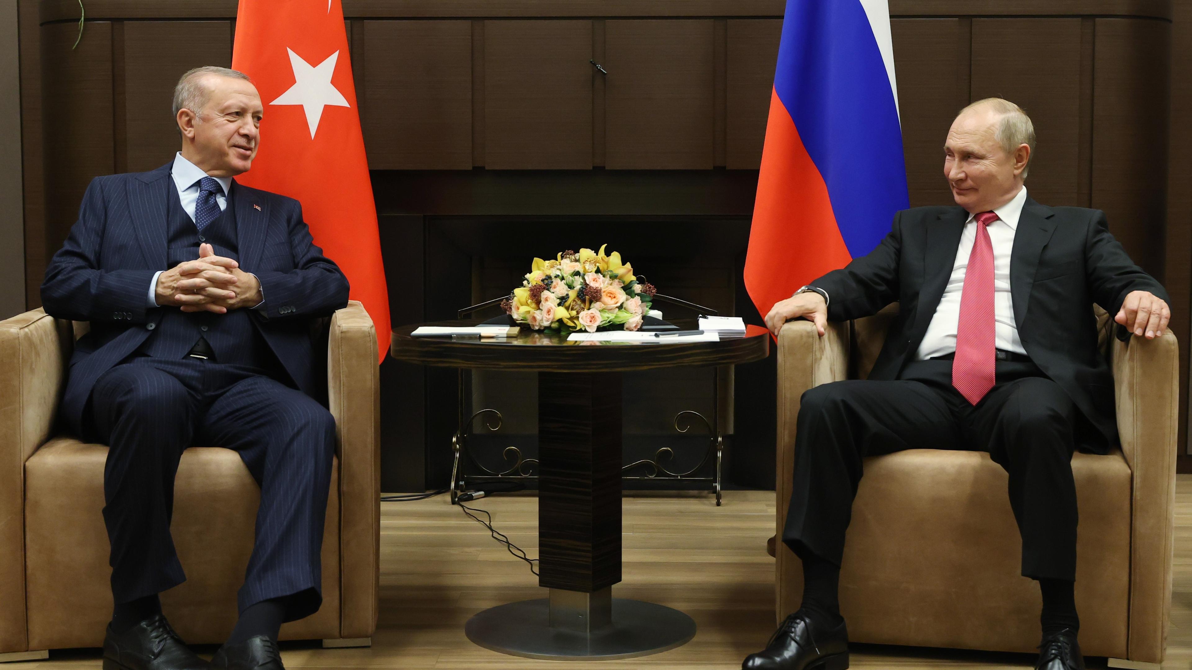 Yeni Şafak yazarı: Putin, Türkiye’nin Suriye’ye müdahalesine yeşil ışık yaktığı günlerin çok uzağında 