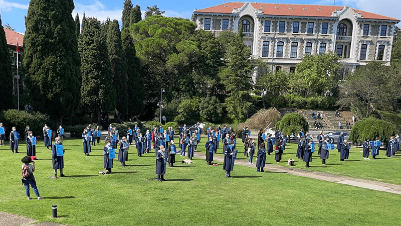 "Boğaziçi yönetimi, zorunlu derslerin tam zamanlı öğretim üyeleri tarafından verilmesi kararı aldı"