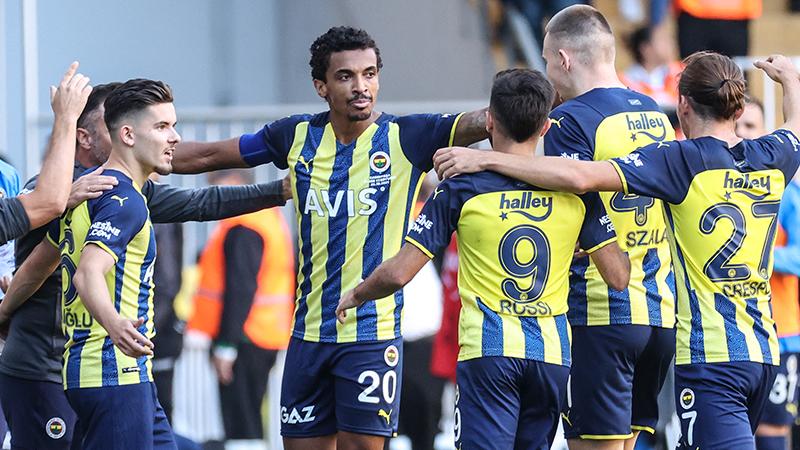 Kasımpaşa'yı iki golle geçen Fenerbahçe, zirveyi bırakmadı