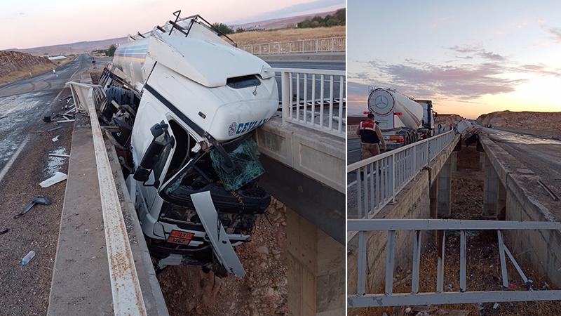 Yoldan çıkan tanker köprü arasındaki boşlukta asılı kaldı