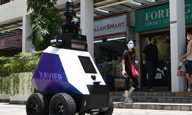 'Distopya': Singapur'da halkı devriye robotlarının teftiş etmesi endişe yarattı