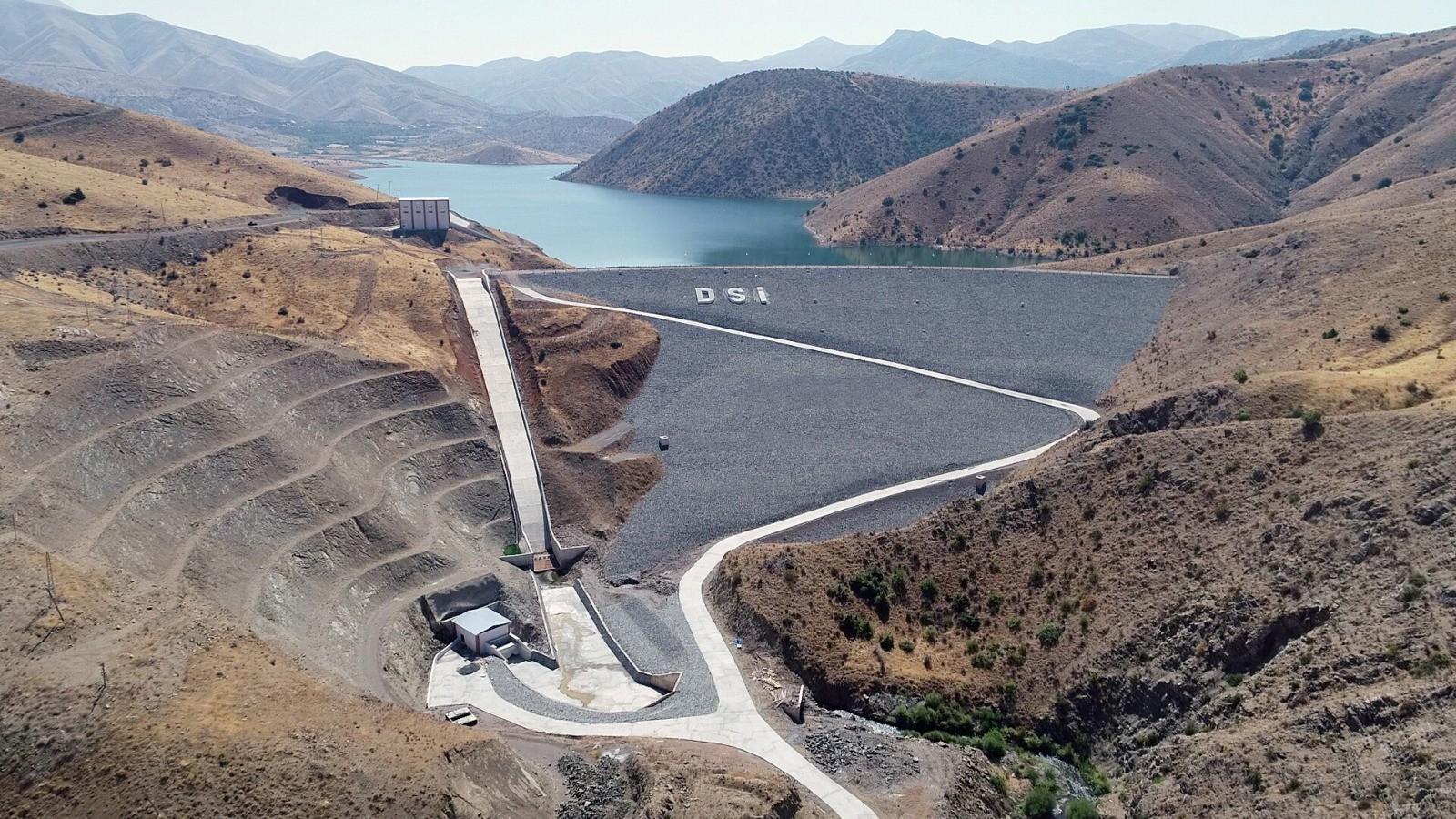 Sular çekildi, derin çatlaklar oluştu; Hamzabey Barajı çöle döndü 