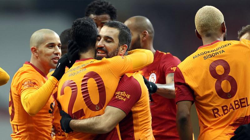 Galatasaray'da iki isim yolcu