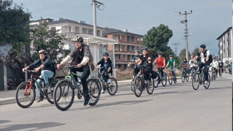 Yüzlerce bisikletli "Trafikte bizde varız" sloganı ile 12 km pedal çevirdi