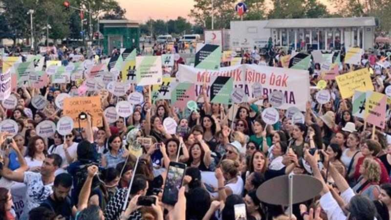 KYK yurdunda kadınlara uygulanan “pijama yasağı” protesto edildi