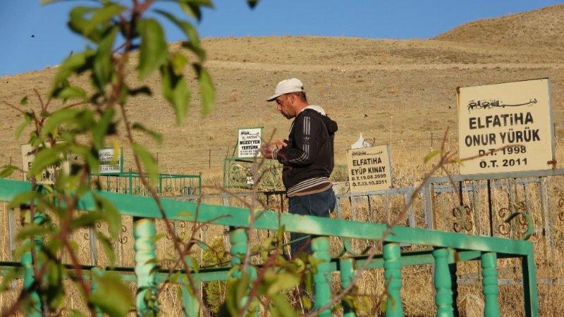 Van depreminde ailesini kaybeden Murat Yürük: Kerpiç evlerde kalmayın